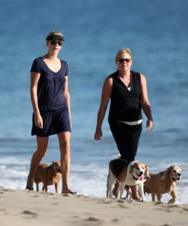 Charlize Theron feet photo thumbnail