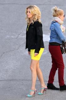 Elizabeth Banks feet photo thumbnail