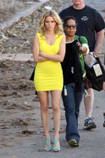 Elizabeth Banks feet photo thumbnail