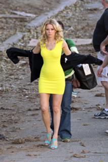 Elizabeth Banks feet photo thumbnail