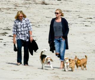 Charlize Theron feet photo thumbnail