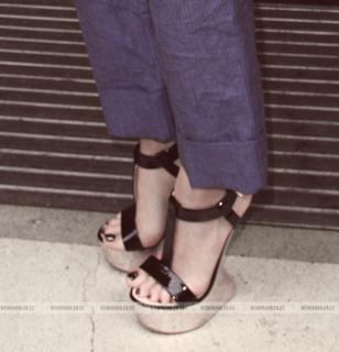 Rita Ora feet photo thumbnail