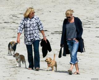 Charlize Theron feet photo thumbnail