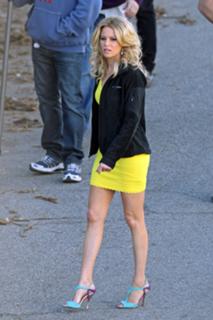 Elizabeth Banks feet photo thumbnail