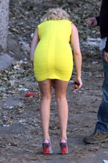 Elizabeth Banks feet photo thumbnail