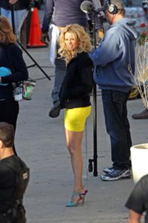 Elizabeth Banks feet photo thumbnail