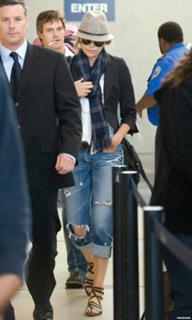 Charlize Theron feet photo thumbnail