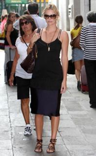 Charlize Theron feet photo thumbnail