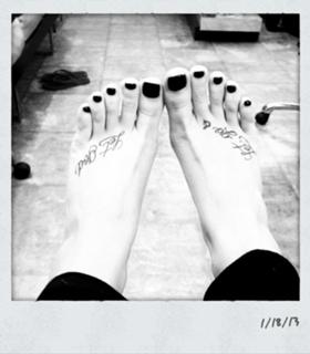 Demi Lovato feet photo thumbnail
