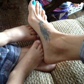 Brooke Burke feet photo thumbnail