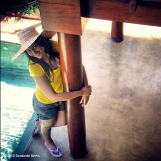 Sonakshi Sinha feet photo thumbnail