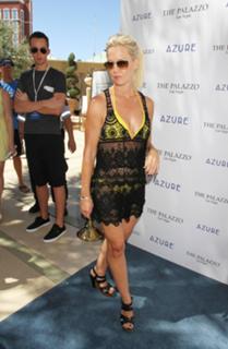 Jennie Garth feet photo thumbnail