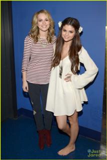 Selena Gomez feet photo thumbnail