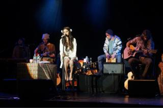 Selena Gomez feet photo thumbnail