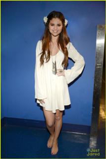 Selena Gomez feet photo thumbnail