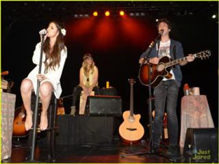 Selena Gomez feet photo thumbnail