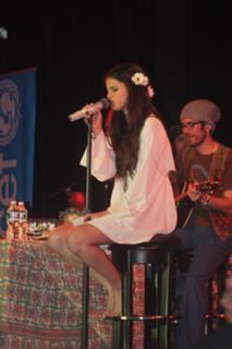 Selena Gomez feet photo thumbnail