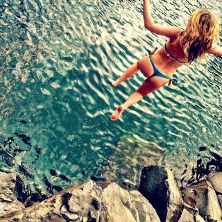Alexa PenaVega feet photo thumbnail