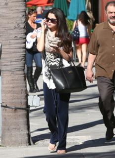 Selena Gomez feet photo thumbnail