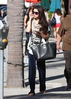 Selena Gomez feet photo thumbnail