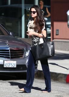 Selena Gomez feet photo thumbnail