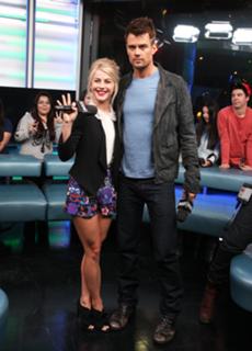 Julianne Hough feet photo thumbnail