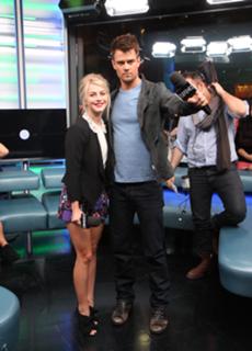 Julianne Hough feet photo thumbnail