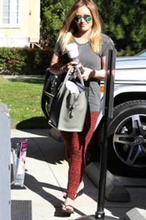 Hilary Duff feet photo thumbnail