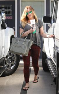 Hilary Duff feet photo thumbnail