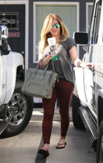 Hilary Duff feet photo thumbnail
