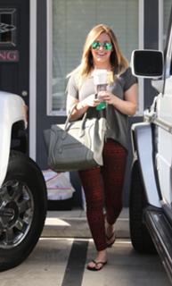 Hilary Duff feet photo thumbnail