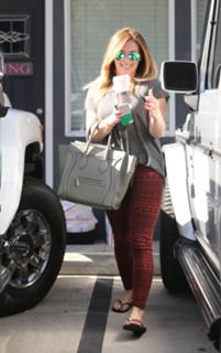 Hilary Duff feet photo thumbnail