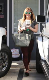 Hilary Duff feet photo thumbnail