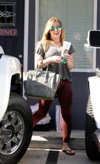 Hilary Duff feet photo thumbnail