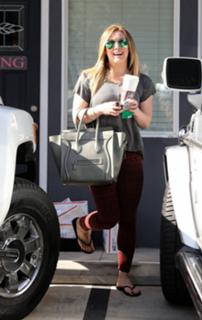 Hilary Duff feet photo thumbnail
