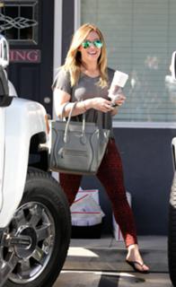 Hilary Duff feet photo thumbnail
