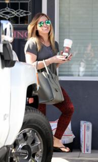 Hilary Duff feet photo thumbnail