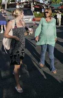 Mariska Hargitay feet photo thumbnail