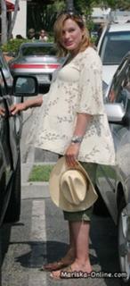 Mariska Hargitay feet photo thumbnail