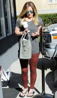 Hilary Duff feet photo thumbnail