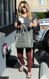 Hilary Duff feet photo thumbnail