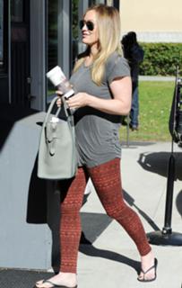 Hilary Duff feet photo thumbnail