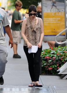 Michelle Trachtenberg feet photo thumbnail