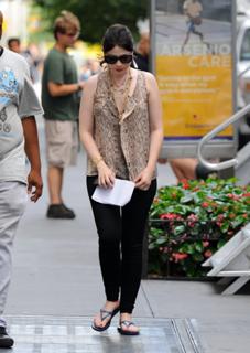 Michelle Trachtenberg feet photo thumbnail