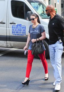 Michelle Trachtenberg feet photo thumbnail