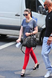 Michelle Trachtenberg feet photo thumbnail