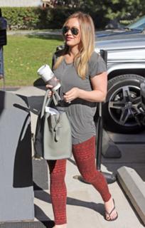 Hilary Duff feet photo thumbnail