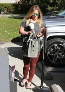 Hilary Duff feet photo thumbnail