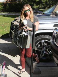 Hilary Duff feet photo thumbnail