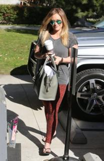 Hilary Duff feet photo thumbnail